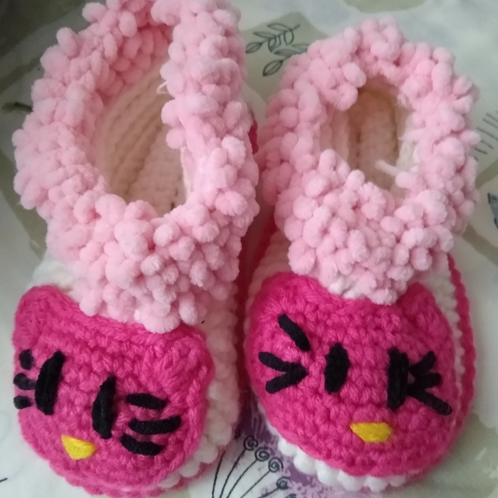 Hello Kitty baby shoes, handmade crochet